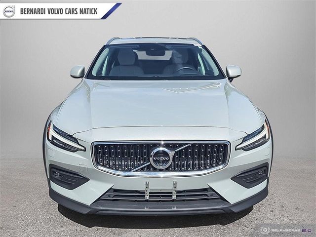 2022 Volvo V60 Cross Country Base