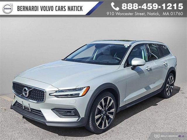 2022 Volvo V60 Cross Country Base