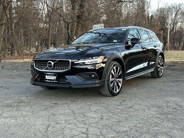 2022 Volvo V60 Cross Country Base