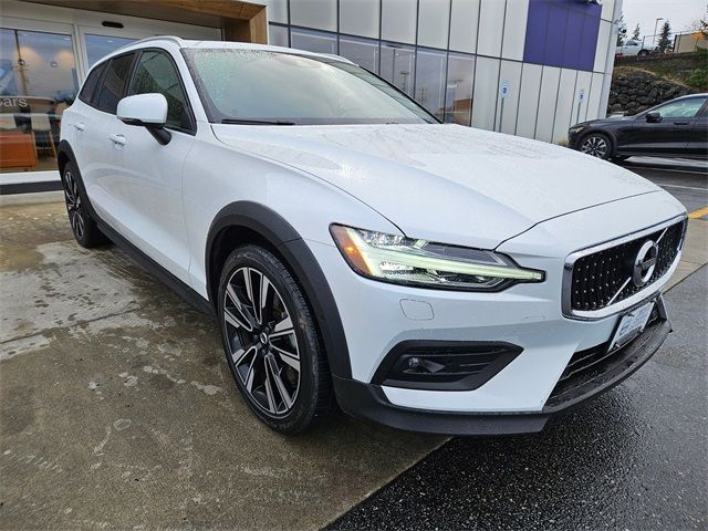 2022 Volvo V60 Cross Country Base