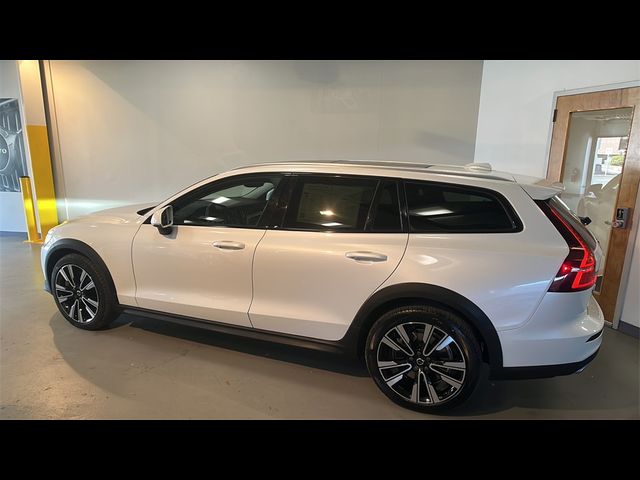 2022 Volvo V60 Cross Country Base