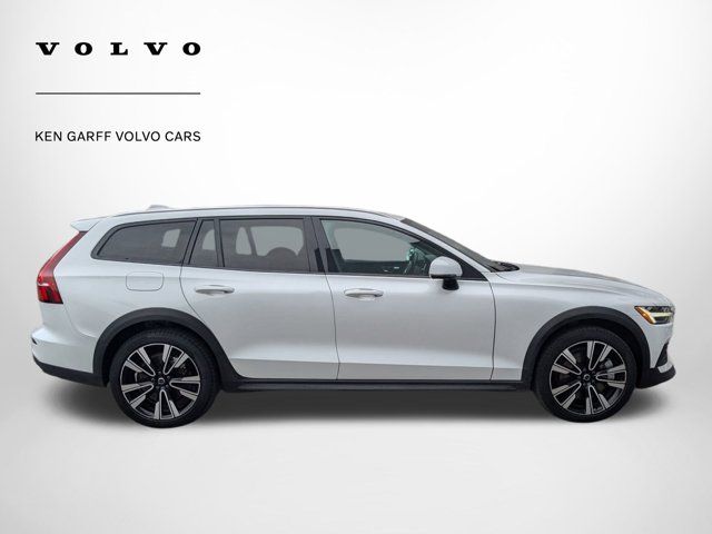 2022 Volvo V60 Cross Country Base