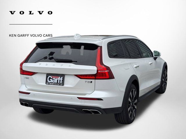 2022 Volvo V60 Cross Country Base