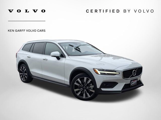 2022 Volvo V60 Cross Country Base