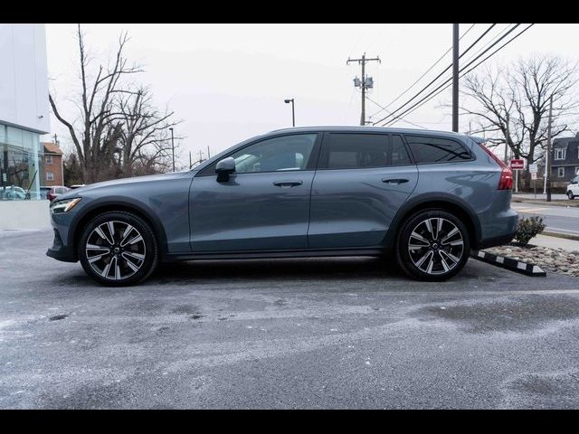 2022 Volvo V60 Cross Country Base