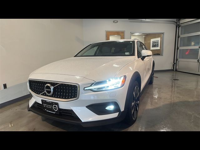 2022 Volvo V60 Cross Country Base