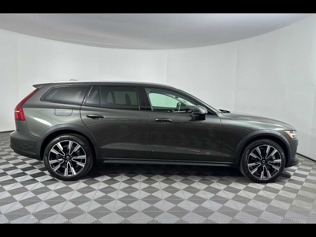 2022 Volvo V60 Cross Country Base