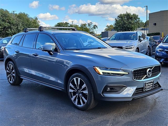 2022 Volvo V60 Cross Country Base