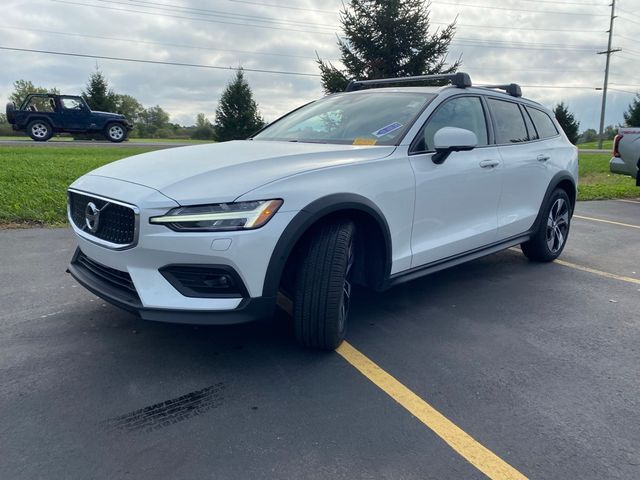 2022 Volvo V60 Cross Country Base