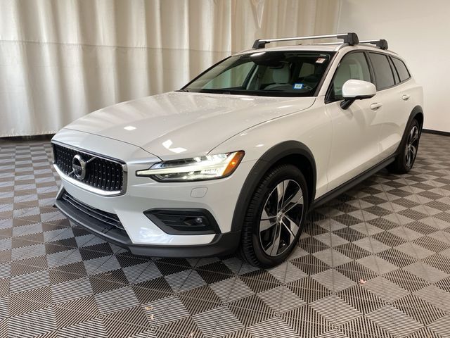 2022 Volvo V60 Cross Country Base