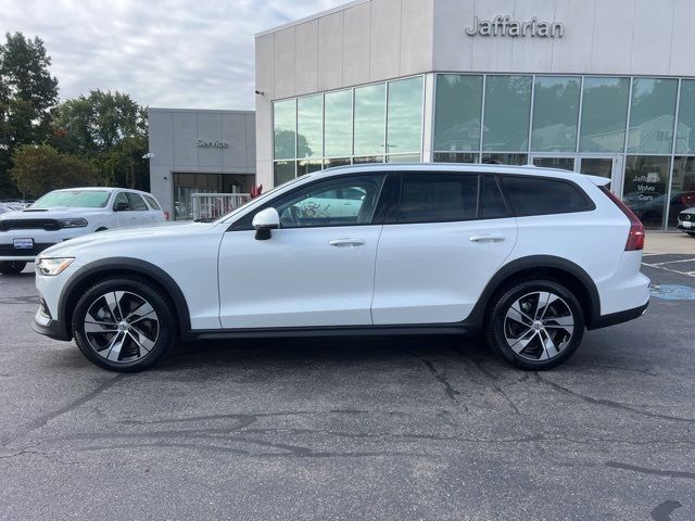 2022 Volvo V60 Cross Country Base