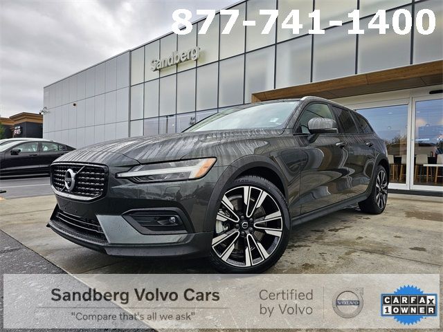 2022 Volvo V60 Cross Country Base