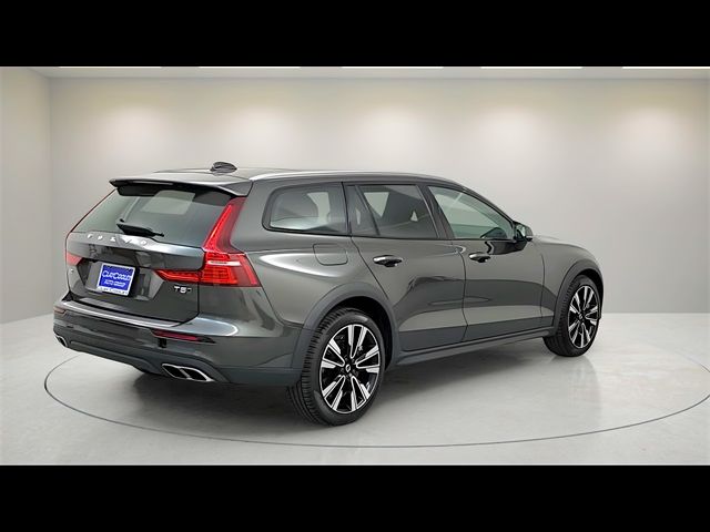 2022 Volvo V60 Cross Country Base