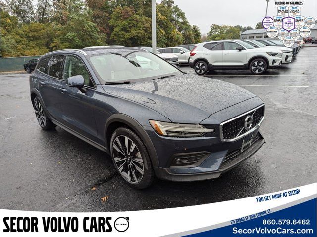 2022 Volvo V60 Cross Country Base