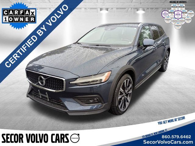 2022 Volvo V60 Cross Country Base