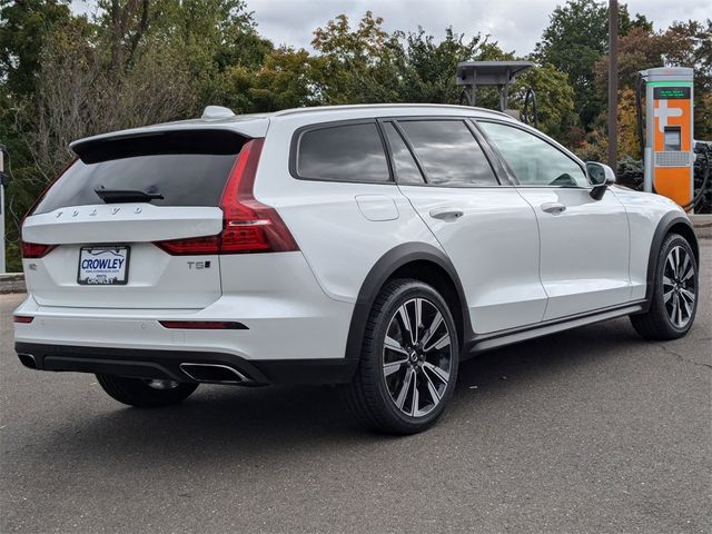 2022 Volvo V60 Cross Country Base