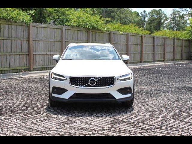 2022 Volvo V60 Cross Country Base