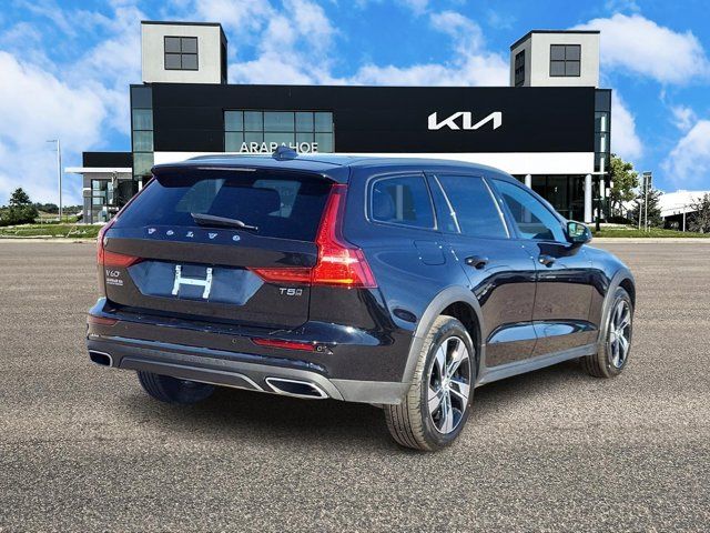 2022 Volvo V60 Cross Country Base