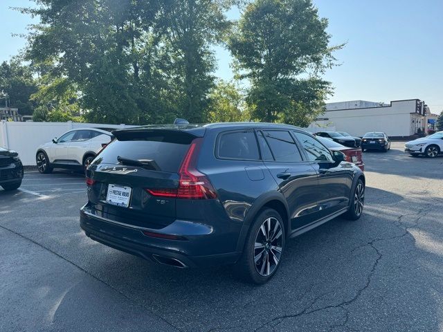 2022 Volvo V60 Cross Country Base