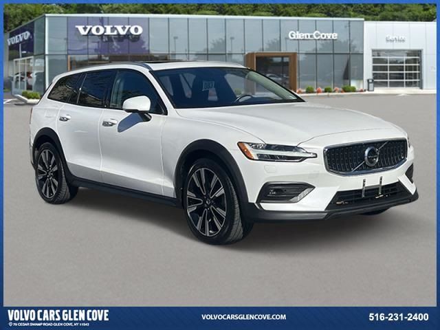 2022 Volvo V60 Cross Country Base