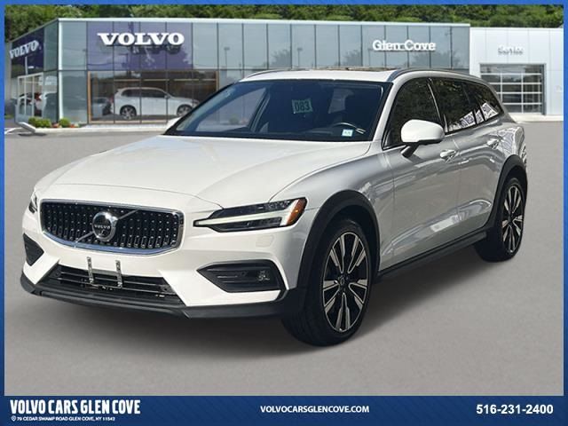 2022 Volvo V60 Cross Country Base