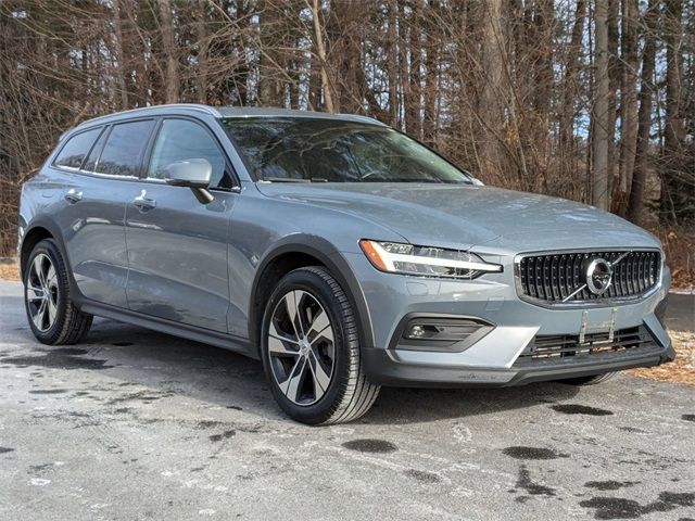 2022 Volvo V60 Cross Country Base