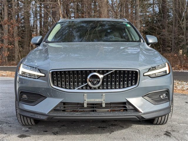 2022 Volvo V60 Cross Country Base