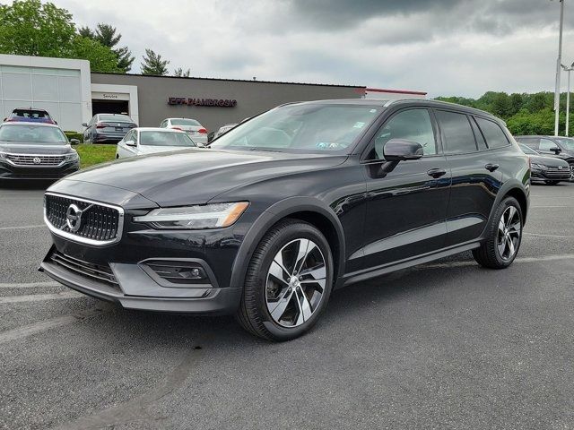 2022 Volvo V60 Cross Country Base