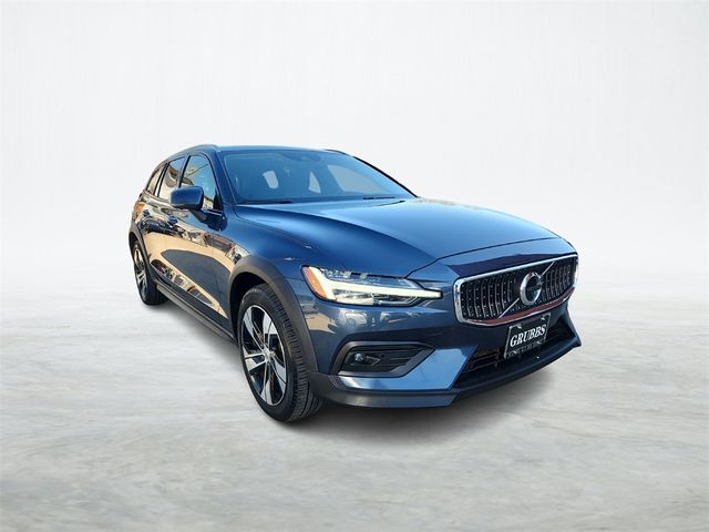 2022 Volvo V60 Cross Country Base