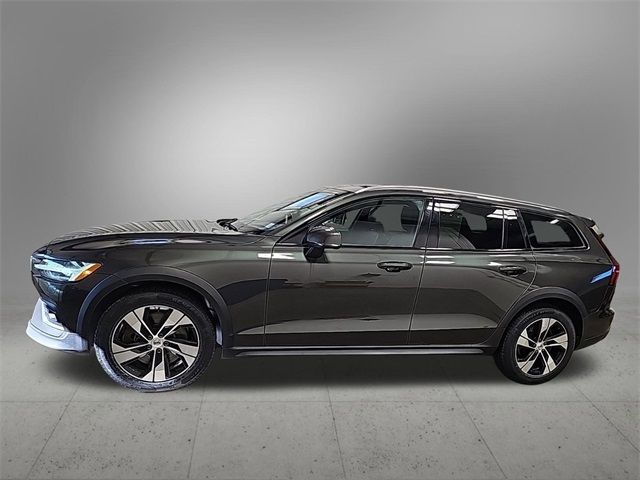 2022 Volvo V60 Cross Country Base