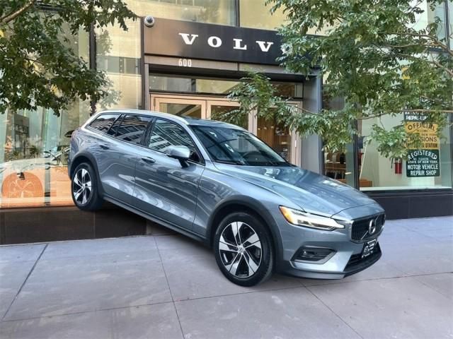 2022 Volvo V60 Cross Country Base