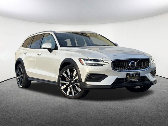 2022 Volvo V60 Cross Country Base