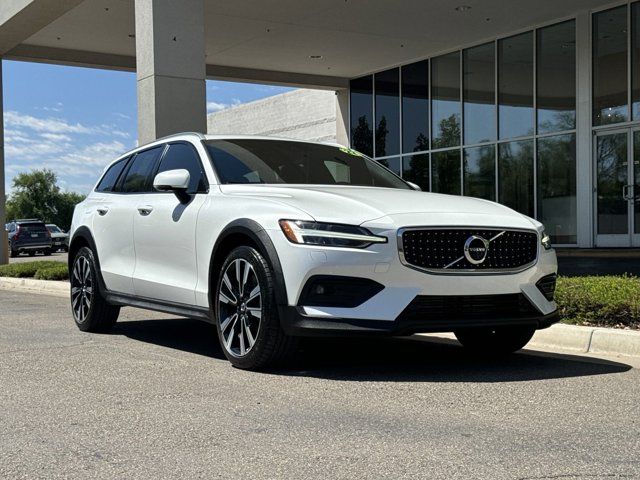 2022 Volvo V60 Cross Country Base