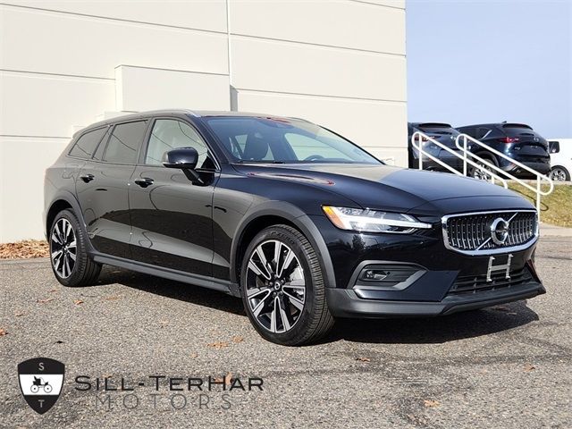 2022 Volvo V60 Cross Country Base