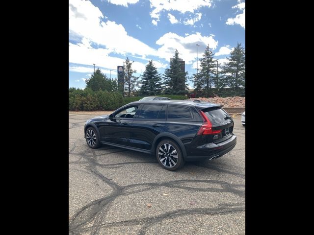 2022 Volvo V60 Cross Country Base