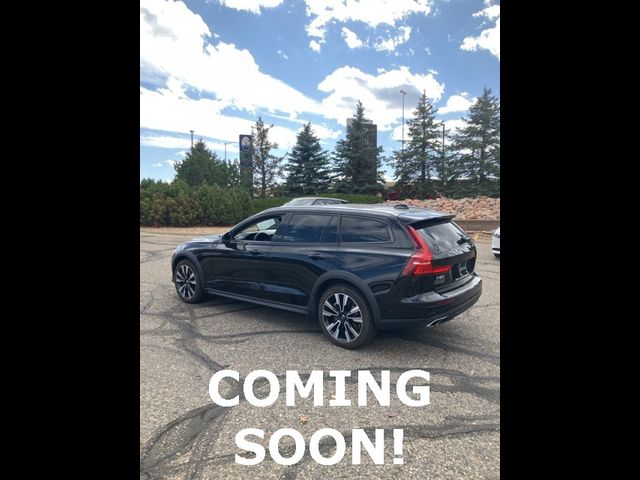 2022 Volvo V60 Cross Country Base