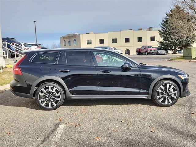 2022 Volvo V60 Cross Country Base