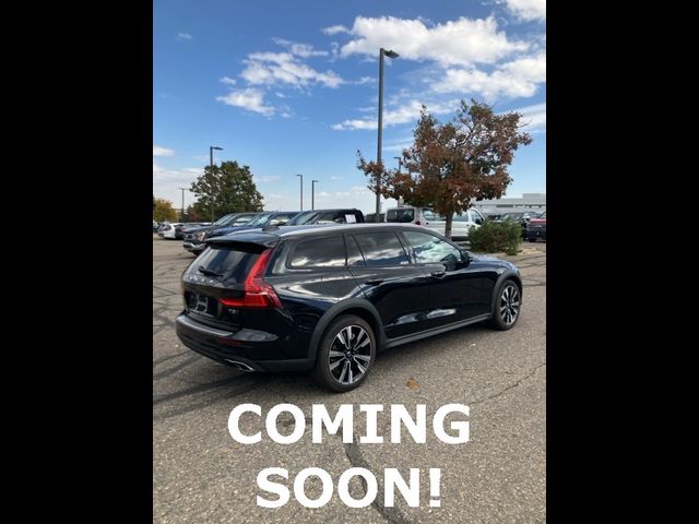 2022 Volvo V60 Cross Country Base