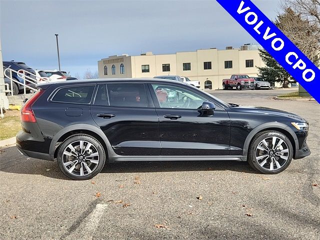 2022 Volvo V60 Cross Country Base