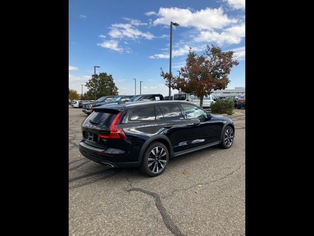 2022 Volvo V60 Cross Country Base