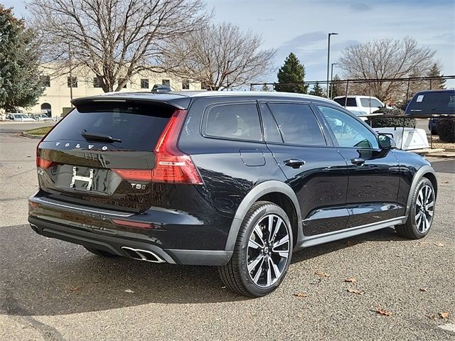 2022 Volvo V60 Cross Country Base