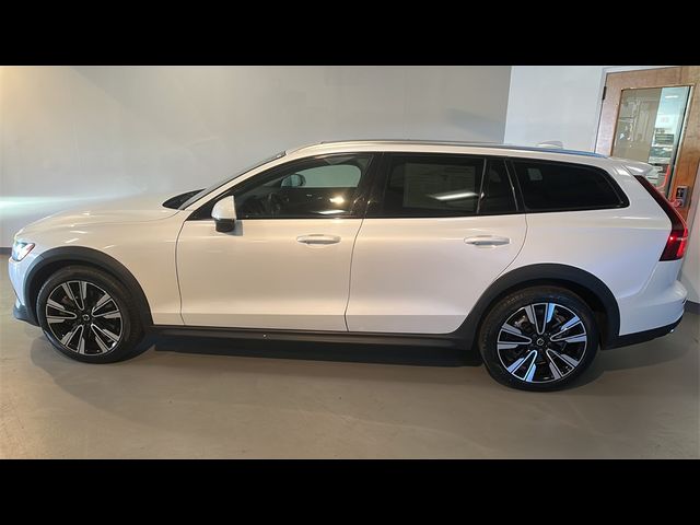 2022 Volvo V60 Cross Country Base