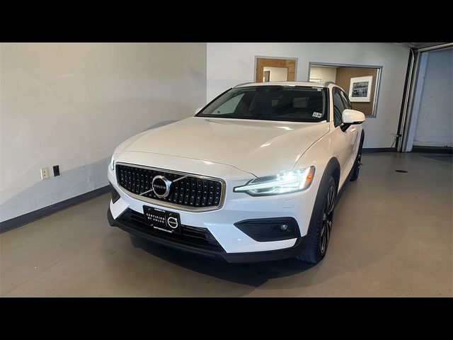 2022 Volvo V60 Cross Country Base