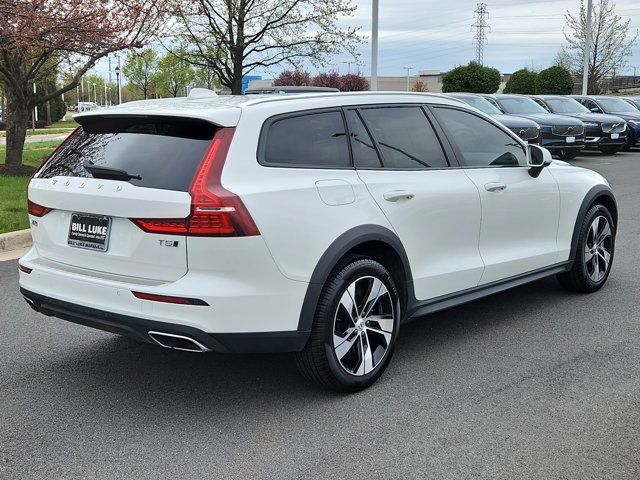 2022 Volvo V60 Cross Country Base