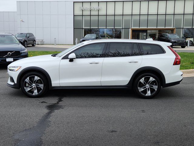 2022 Volvo V60 Cross Country Base