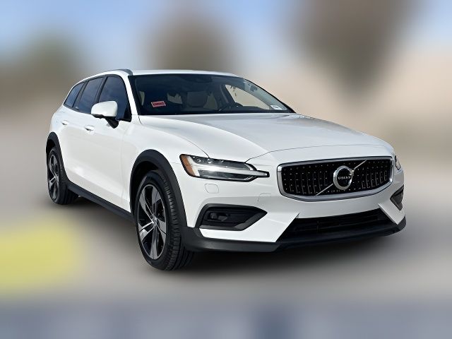 2022 Volvo V60 Cross Country Base