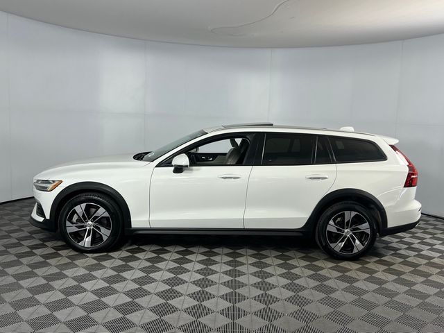 2022 Volvo V60 Cross Country Base