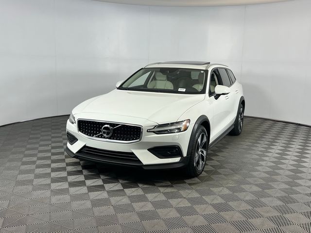 2022 Volvo V60 Cross Country Base