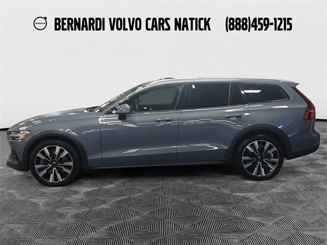 2022 Volvo V60 Cross Country Base