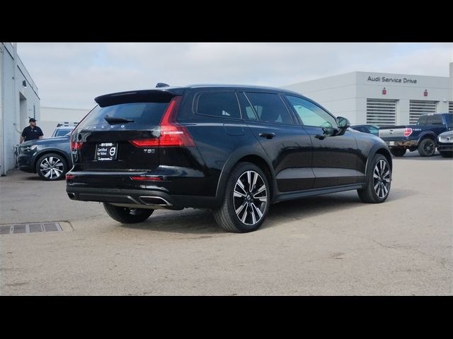 2022 Volvo V60 Cross Country Base